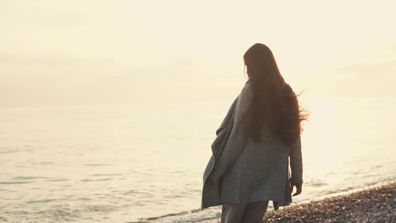 해질녘 해변을 산책하는 여자