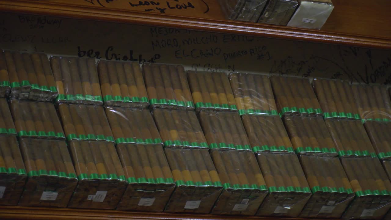 Pile de cigares cubains authentiques de Little Havana