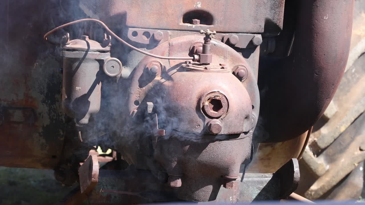 el viejo motor de la locomotora se enciende con humo.