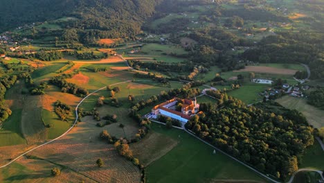 Atemberaubende-4K-Drohnenaufnahmen-Des-Zisterzienserklosters-Kostanjevica-Na-Krki-Und-Goldenes-Sonnenuntergangslicht