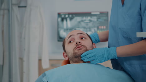paciente con problemas de caries que recibe consultas del equipo de odontología