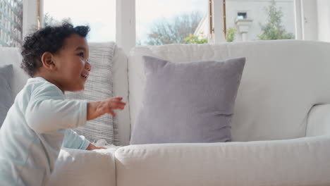 bebé feliz aprendiendo a caminar sonriendo niño pequeño divirtiéndose dando sus primeros pasos caminando disfrutando de la curiosidad infantil 4k