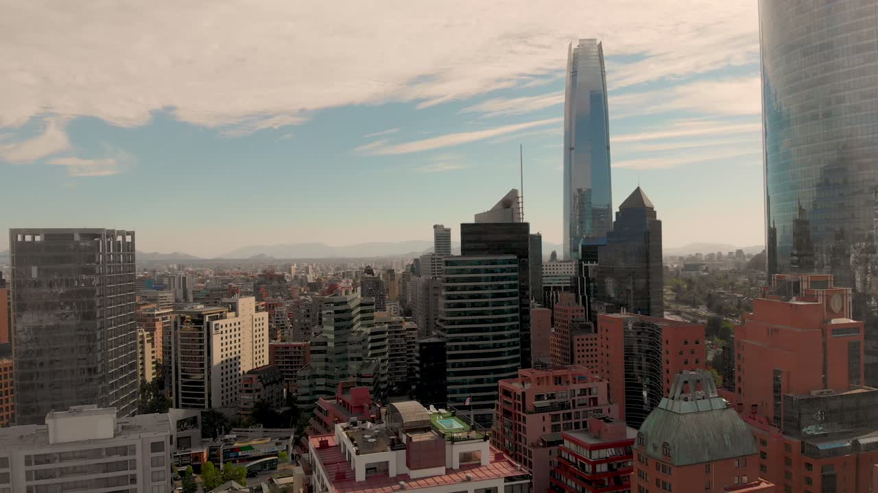 Panorama aereo vicino a grattacieli che sorvolano la città - 4K