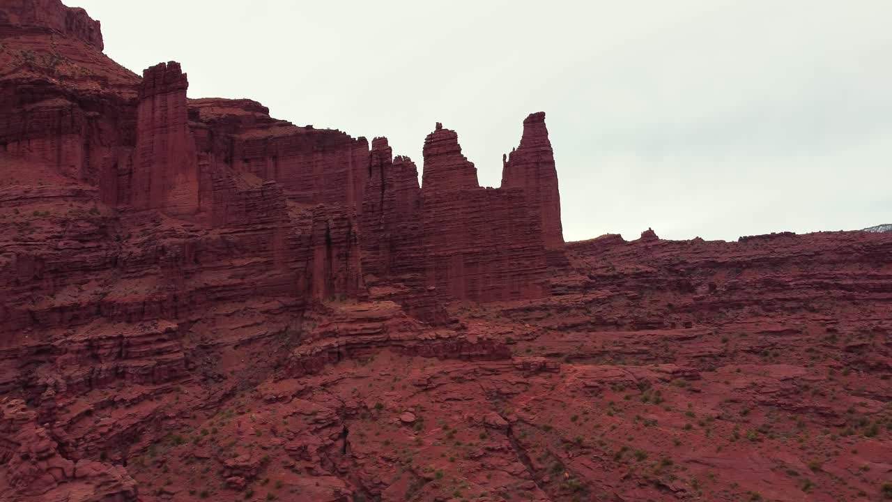 Formación de roca roja Fisher Towers cerca de Moab, Utah, EE. UU. - toma aérea con dron
