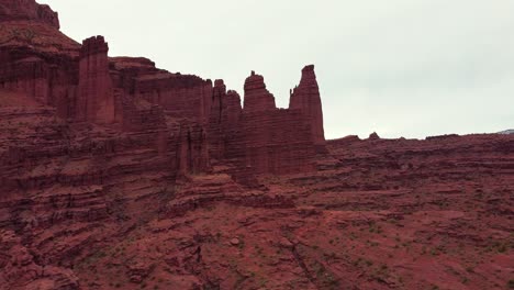 formación de roca roja de las torres fisher cerca de moab, utah, ee. uu.