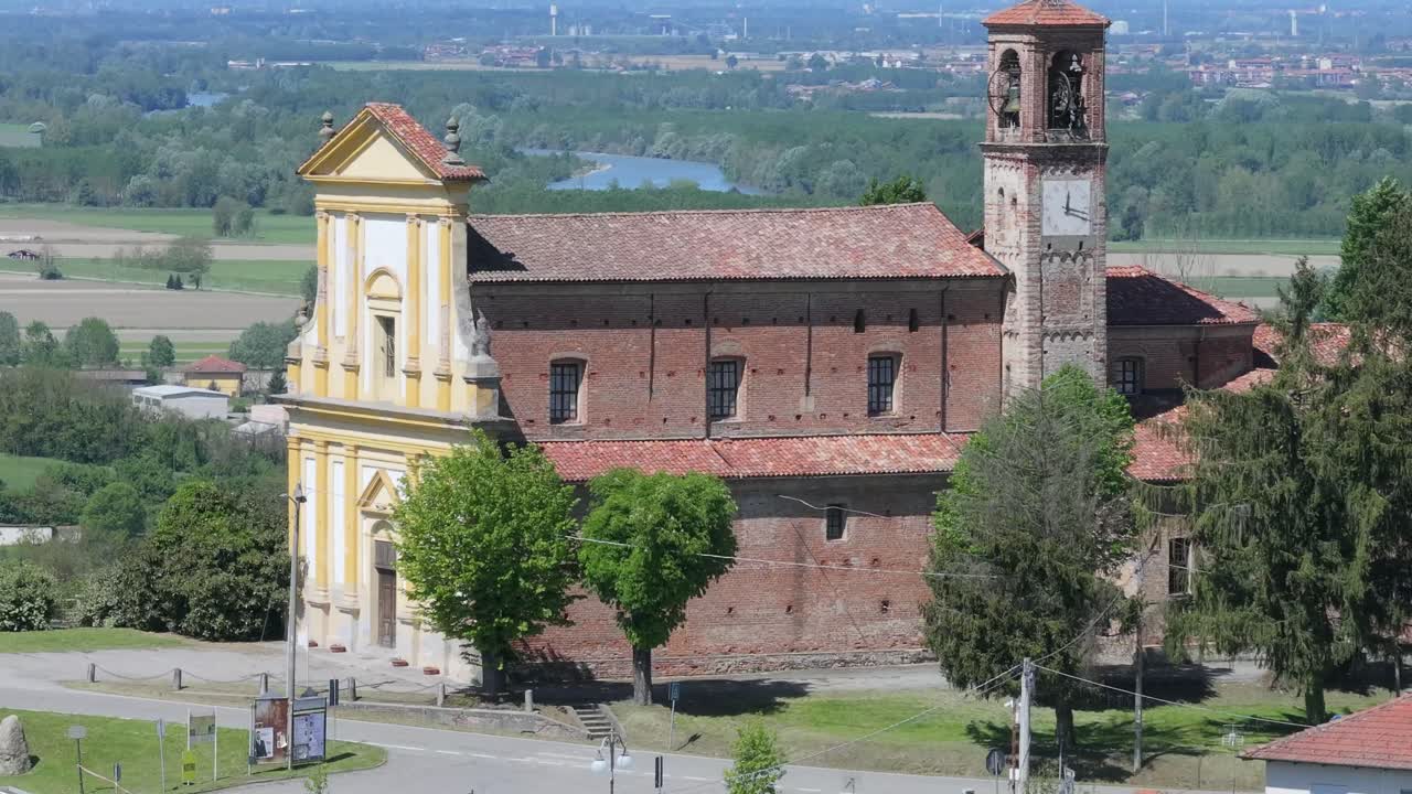 imagen aérea de la iglesia de san pedro apóstol y el campo circundante en gabiano, italia, región de piamonte