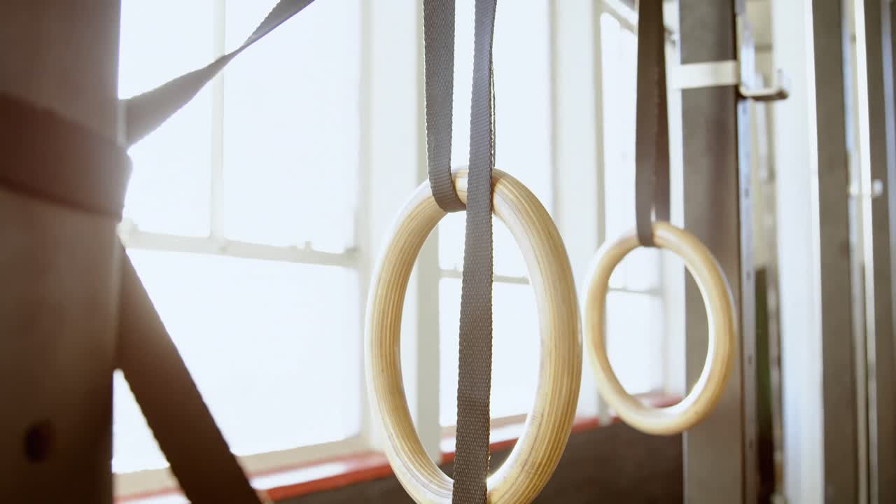 피트니스 스튜디오 4k에서  ⁇ 을 가진 체조 링