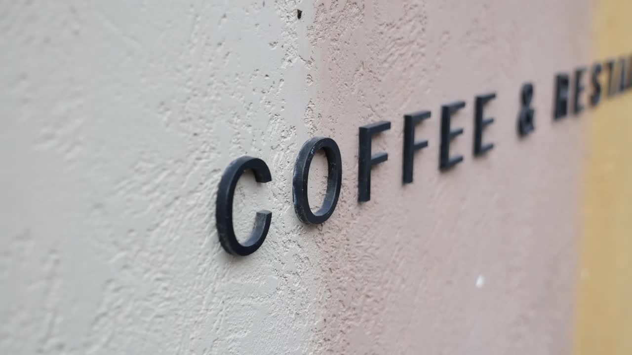 Placa de Café e Restaurante numa Parede