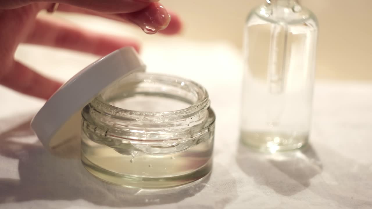 얼굴 세럼 또는 젤을 적용하는 것