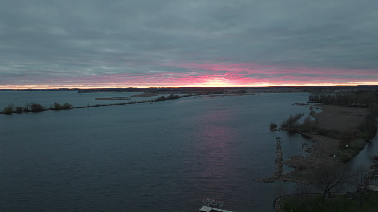 태양이 천천히 호수 위에 서서 스 ⁇  비디오 드론