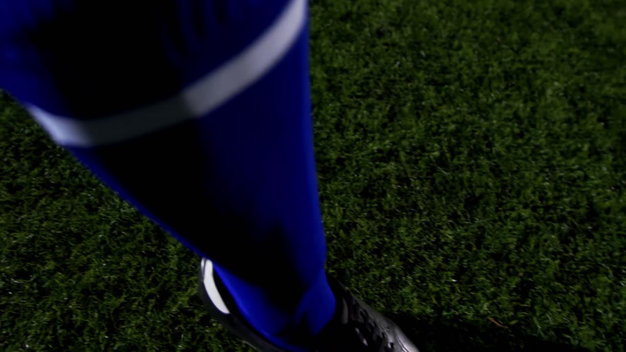 Pemain sepak bola menendang bola 4k