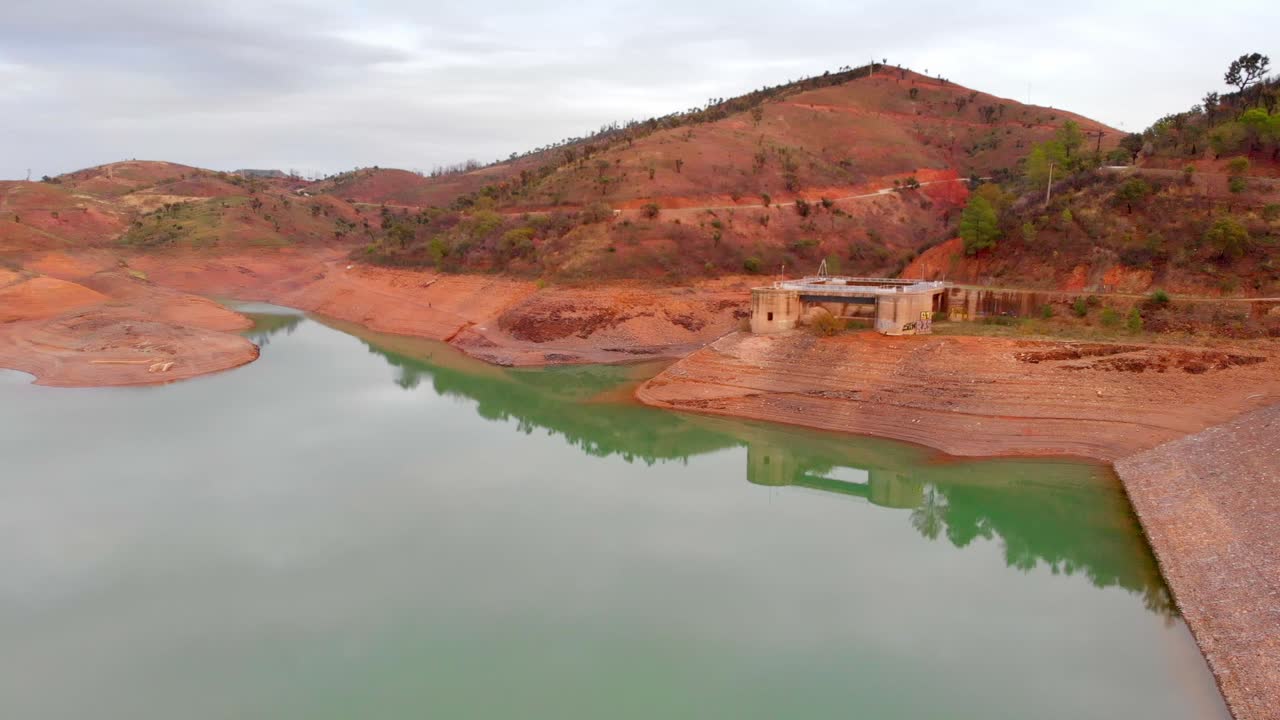 bajo nivel de agua en la presa de arade en algarve, portugal