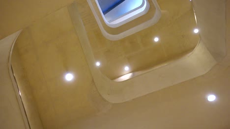 beweging op de spiraalvormige trap.