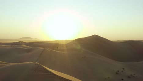 Hermoso-Paisaje-Desolado-De-Dunas-De-Arena-Mientras-Los-Actores-Exploran-Un-Amanecer-Temprano