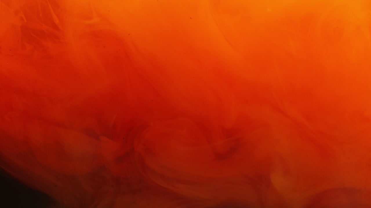 красная и черная краска или краситель падают в воду на белом фоне, чтобы создать крутящийся красочный дымовый фон 6