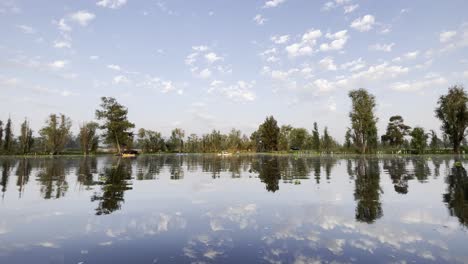 Hermosos-Reflejos-De-Agua-En-Xochimilco,-Ciudad-De-México---Cámara-Lenta-4k