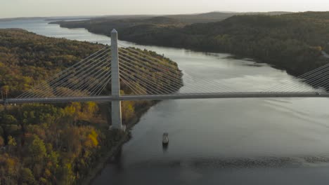 Coches-Que-Circulan-Por-El-Puente-Estrecho-De-Penobscot-Antena-Del-Atardecer-De-Otoño