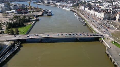 puente de ana de bretaña que cruza el río loira, paisaje urbano de nantes, francia