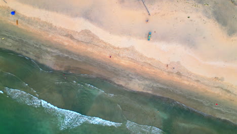 vista aérea superior de un barco en la playa arenosa de galgibaga, goa india 4k dron