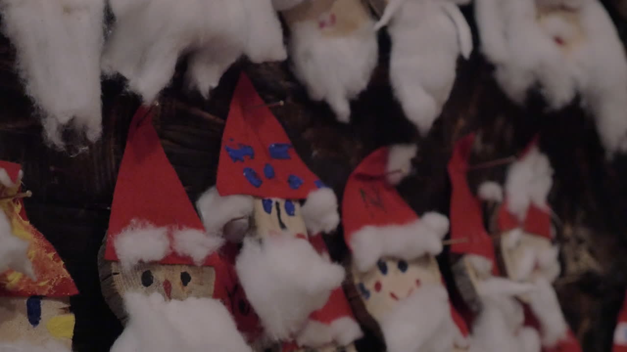 산타클로스 공예품을 크리스마스 컬렉션에 넣는 것