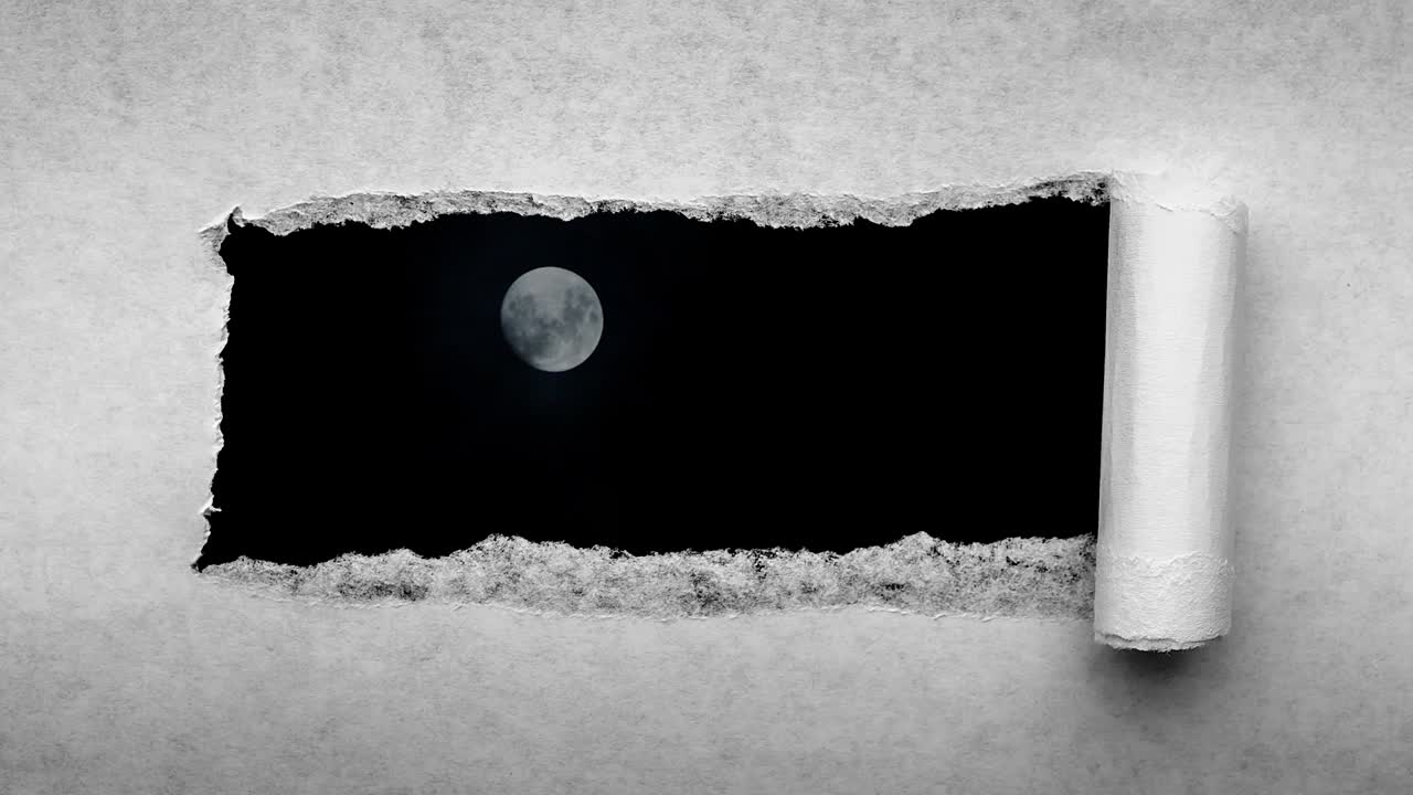 4k 타임 라프 영상: 밤하늘에 떠다니는 구름과 함께 반이는 보름달의 영상, 오래된 레트로 그런지 빈티지 종이에서 어진 가장자리가 있는 구을 통해 볼 수 있습니다.