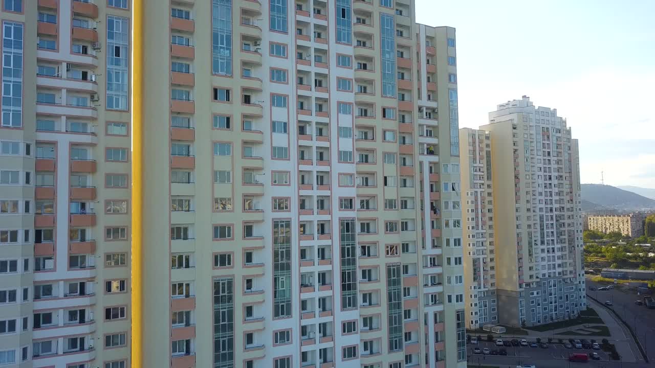 cada una de estas ventanas tiene sus historias, detras de cada una alguien mira el rio