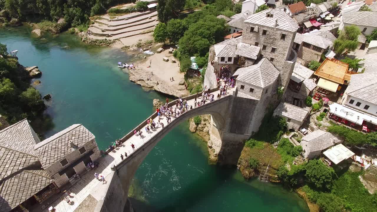 조감도는 mostar 보스니아 1에서 통과하는 mostar 다리와 neretva 강을 보여줍니다.