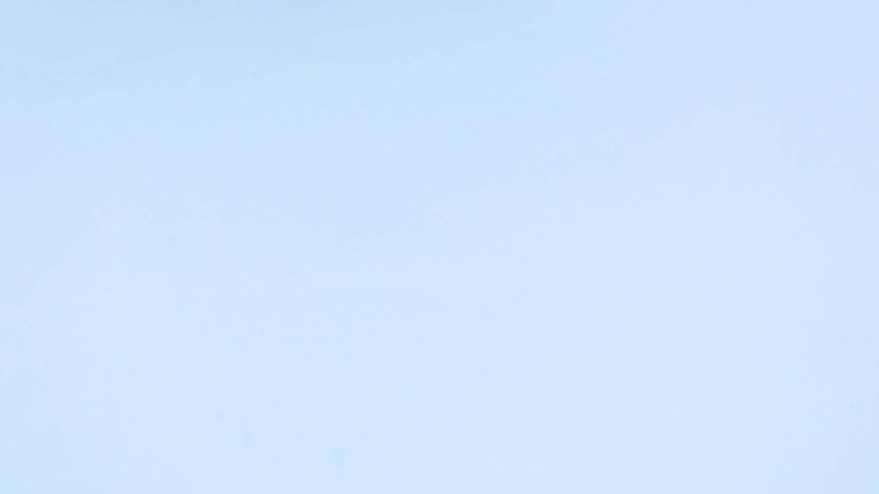 파스텔 블루 테마의 오른쪽에 심장과 로프를 가진 로맨틱한 발렌타인 데이 장식.