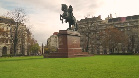 La-Hermosa-Estatua-Ecuestre-De-Rakoczi-Ferenc-Ii-En-Budapest---Inclinar-Hacia-Arriba