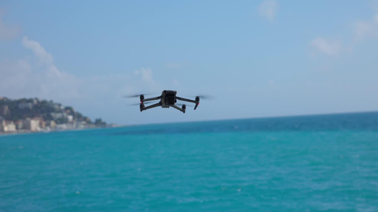 시스케이프와 dji mavic 3 pro 드론이 지평선 위를 날고 있습니다.