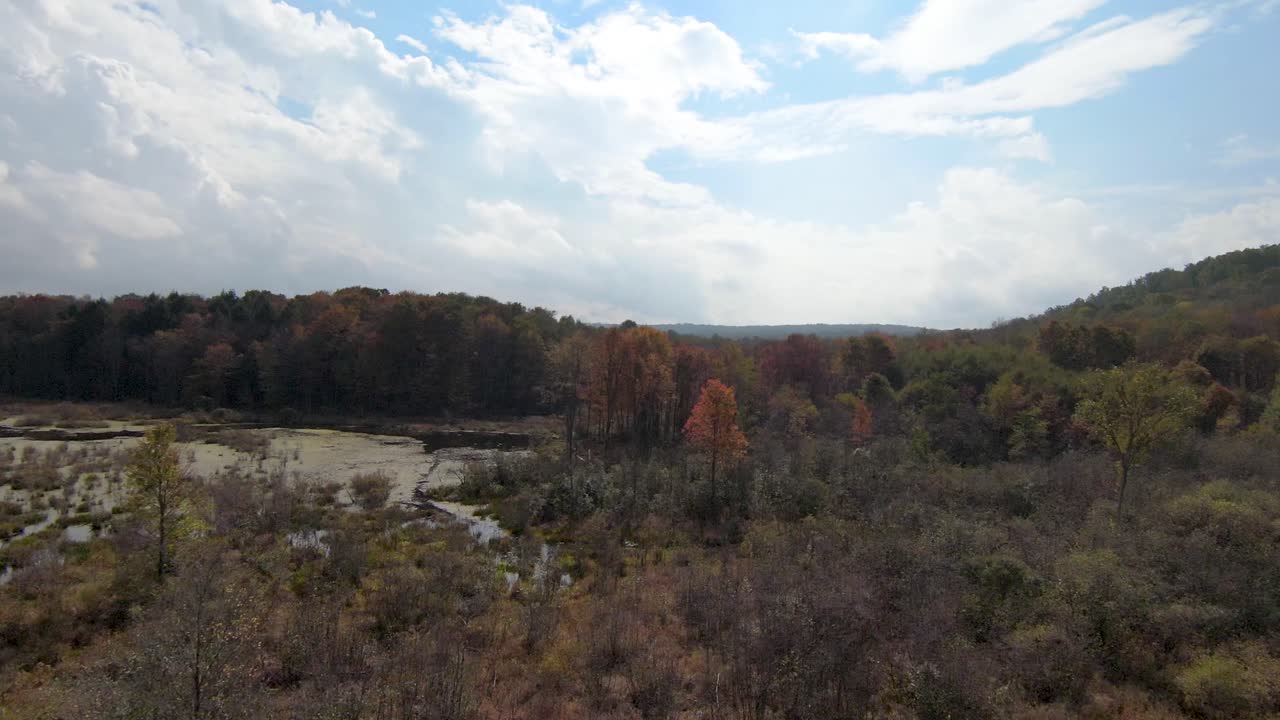 girar sobre montañas en otoño fpv drone