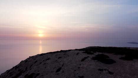 Luftaufnahme-Eines-Paares-Auf-Einem-Berggipfel-Bei-Sonnenuntergang