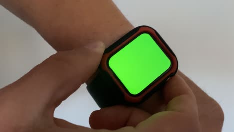 Hombre-Usando-Su-Reloj-Inteligente-Con-Pantalla-Verde