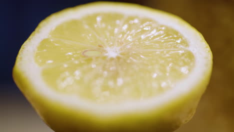 macro primer plano de la mitad de un limón girando lentamente en el sentido de las agujas del reloj