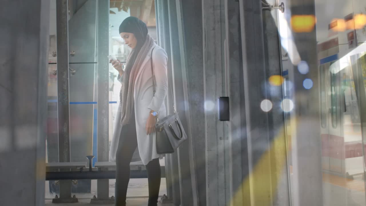 도시 풍경 위에서 스마트폰을 가진 히자브를 입은 아시아 여성의 애니메이션