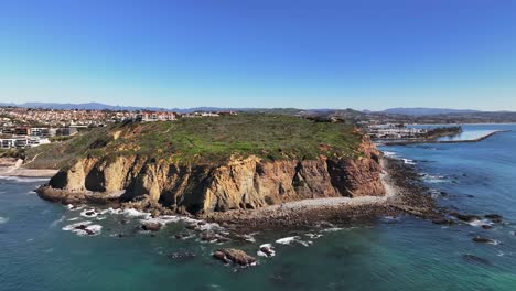 Vista-Aérea-Del-área-De-Conservación-De-Los-Promontorios-De-Dana-Point-En-Verano-En-Dana-Point,-California,-EE.UU.