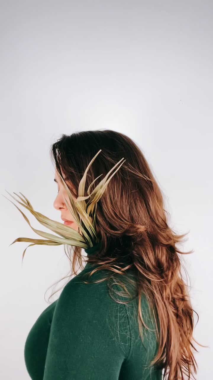 Donna con pianta secca nei capelli