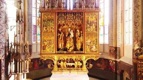 Altar-Dorado-De-Madera-Del-Gótico-Tardío-En-La-Iglesia-Católica-Con-Los-Apóstoles