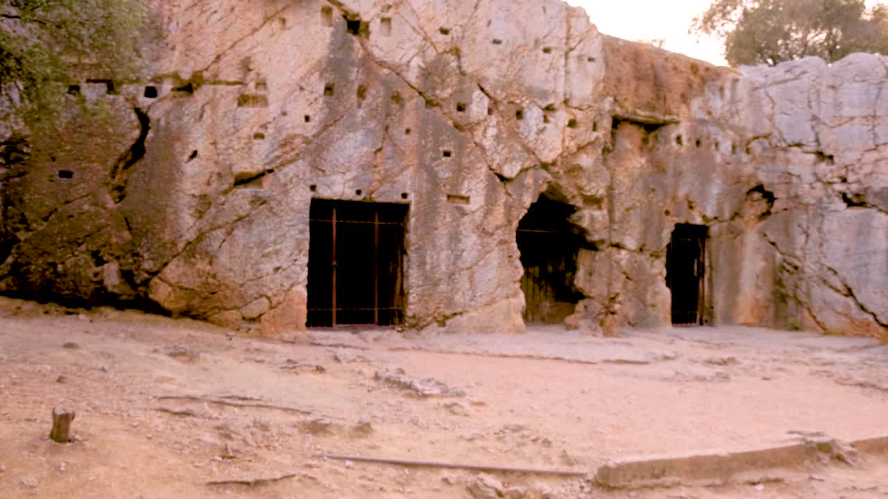 sitio histórico con antiguas formaciones rocosas y señalización