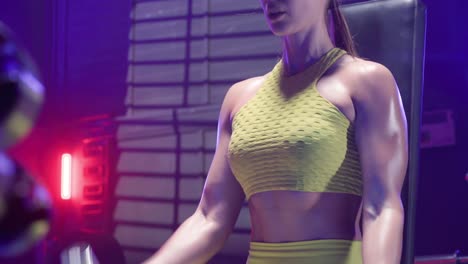 mujer trabajando con pesas en un gimnasio