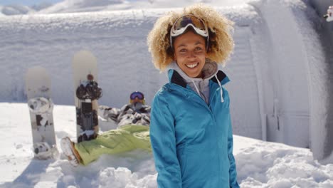 Zwei-Skifahrer-Mit-Ausgestreckten-Armen-Im-Schnee