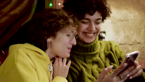 pareja de lesbianas en un bar