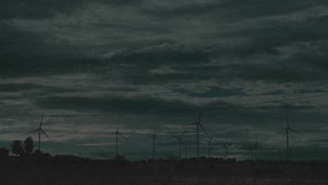 Vista-Estática-De-Gran-Angular-Del-Campo-De-Turbinas-Eólicas-En-Un-Día-Gris-Tormentoso