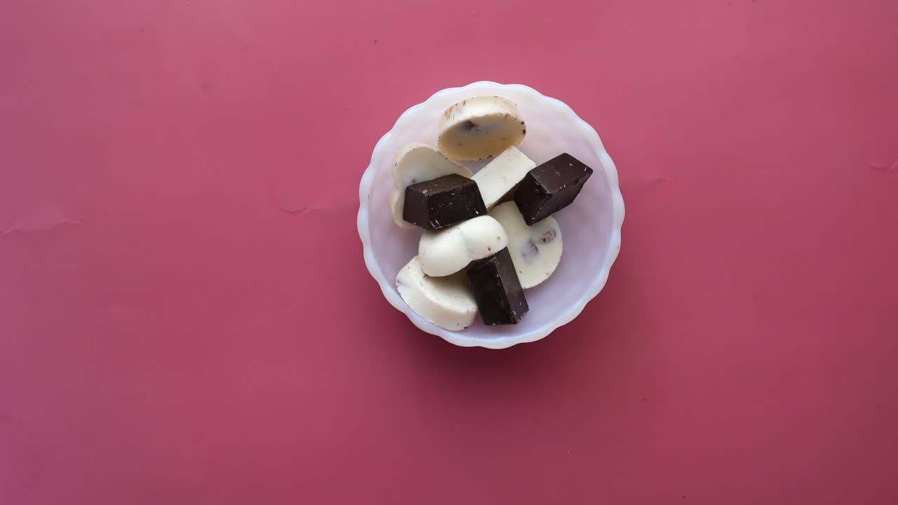 Mano che prende cioccolato fondente, vista dall'alto