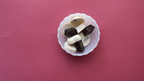 visión superior del chocolate oscuro recogido a mano