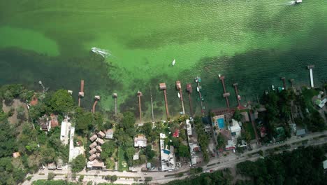 Vista-Cenital-De-La-Laguna-De-Bacalar-Y-Sus-Cubiertas-Y-Barcos-En-Un-Día-Normal.