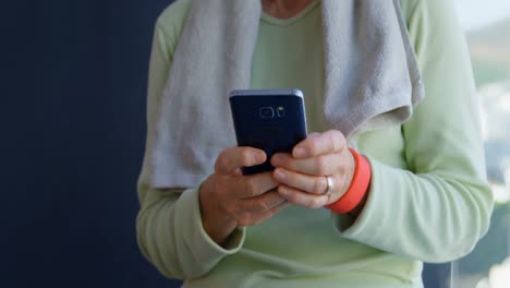 Ältere-Frauen-Benutzen-Mobiltelefon-Im-Yoga-Zentrum-4k