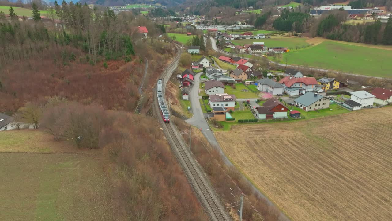 vista aérea de un ferrocarril en un sitio de construcción de turbina eólica cerca de una aldea rural