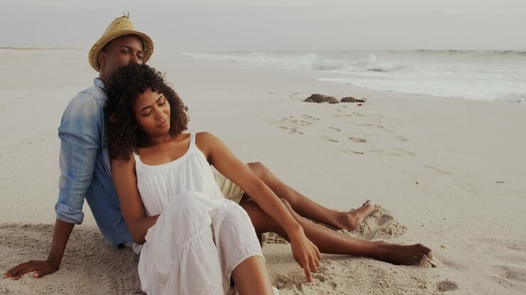 Coppia afroamericana che si rilassa insieme sulla spiaggia 4k