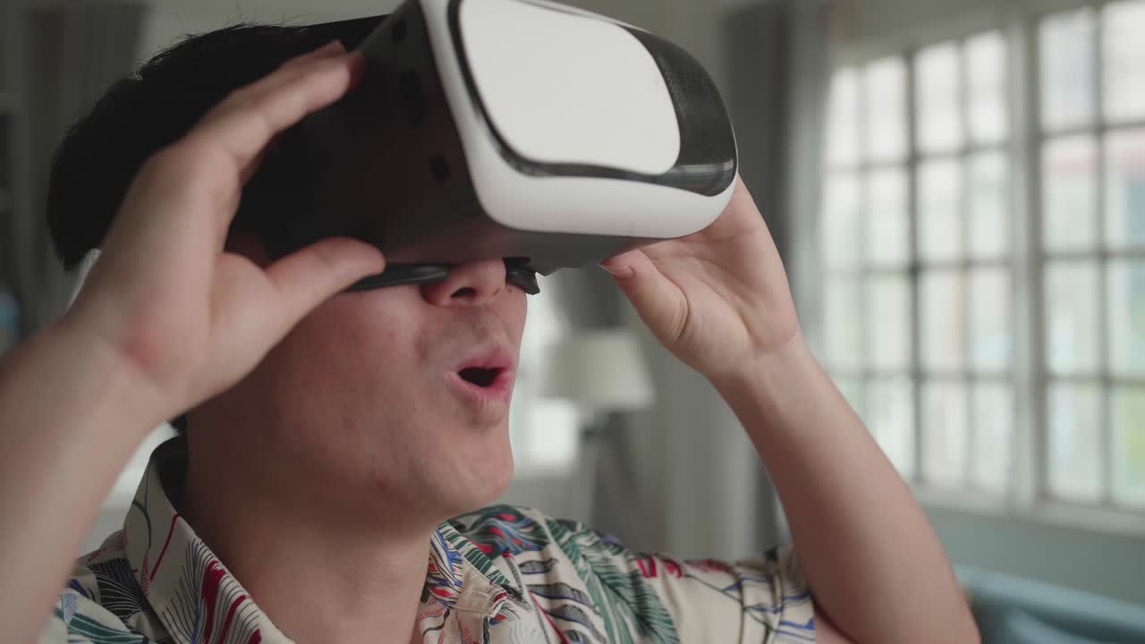 hombre experimentando auriculares de realidad virtual